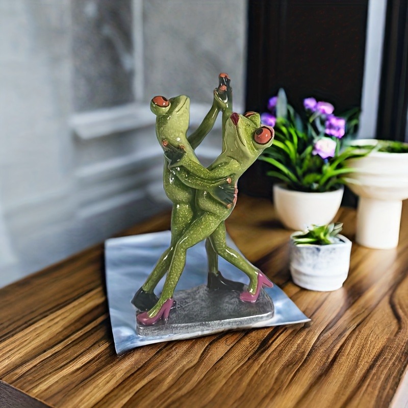 1pc Frog Garden Statue, Frog Figurine, Proposing Frog Resin Animal  Sculpture, Christmas Creative Garden Garden Decoration, Home Decoration  Gift Office