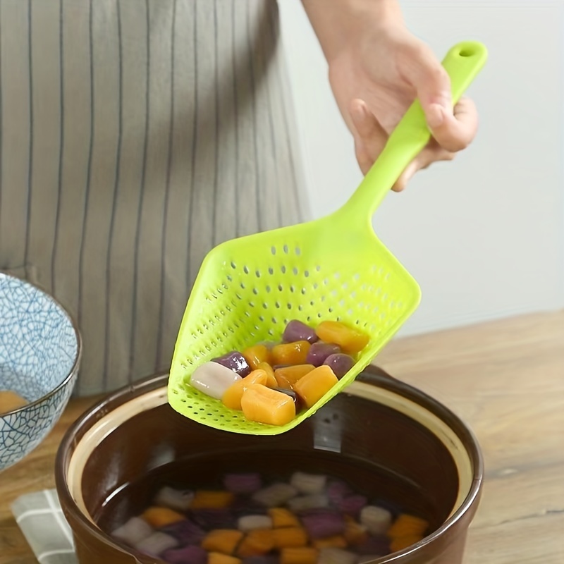 Large pasta outlet strainer