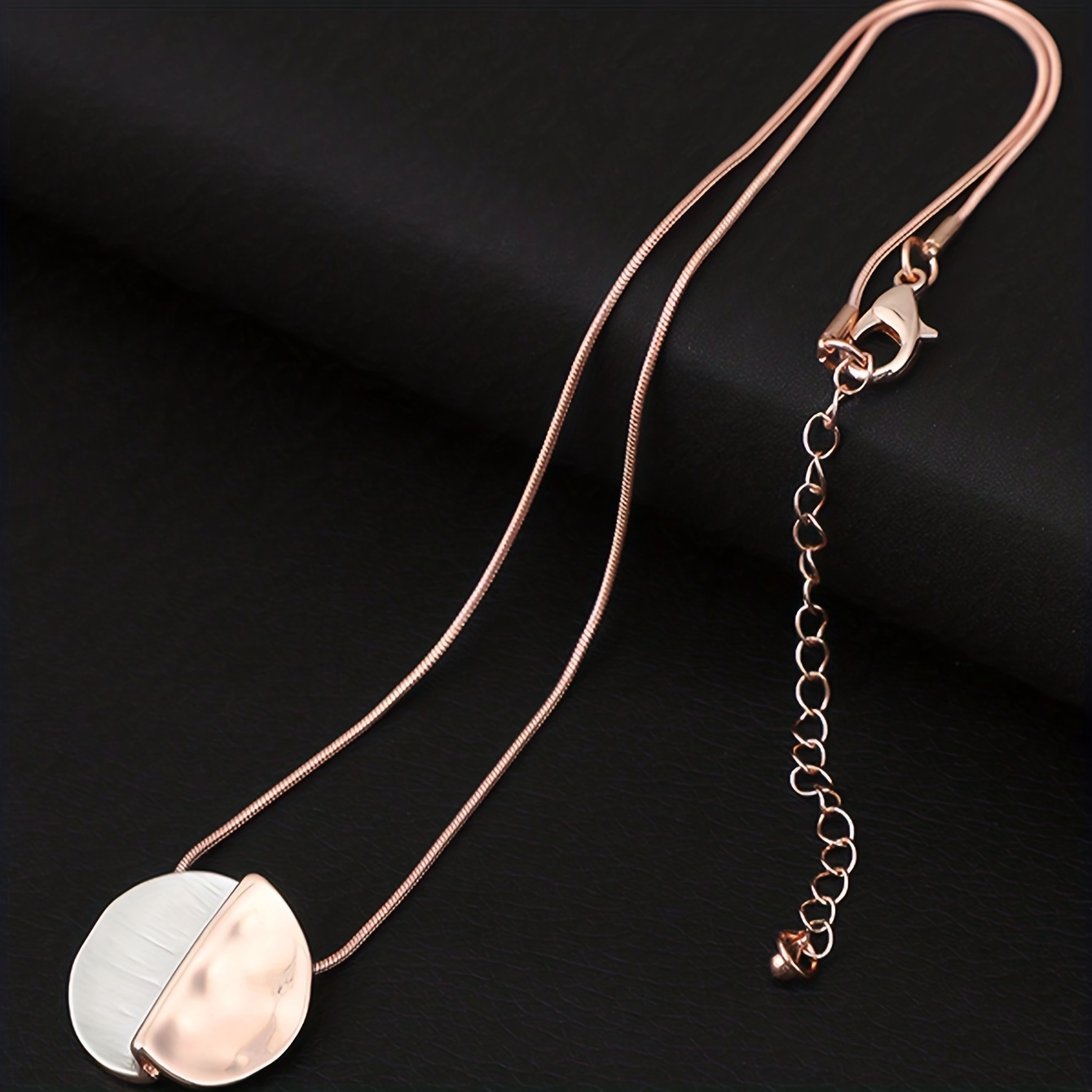 

Stylish Geometric Round Pendant Necklace Elegant Rose Golden Alloy Collarbone Chain Casual Necklace Jewelry For Women Girls