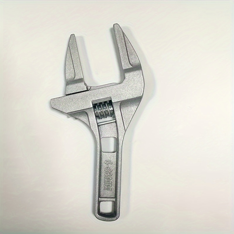 Short handle clearance adjustable spanner