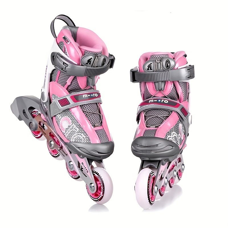 Belle Fille Met Sur L'équipement De Protection Pour Les Patins À Roues  Alignées. Élégant Casque De Patinage Rose, Genouillères Et Roller Quad Patin.  Banque D'Images et Photos Libres De Droits. Image 62336730