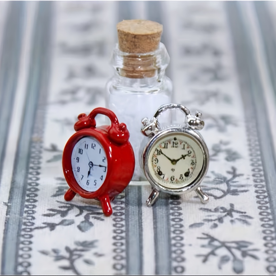 

1pc Miniature Horloge Alarme Rouge, Simulateur Ornement de Bureau, Accessoire de Décoration Intérieure, Art de Paysage Micro, Cadeau d'Artisanat Créatif