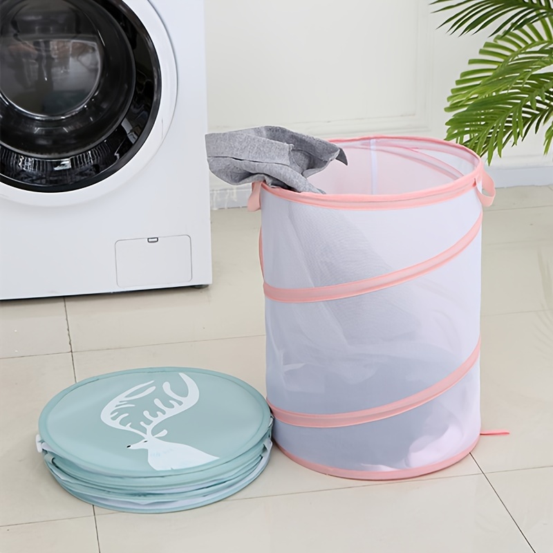 La ropa sucia en la canasta de lavado con cubo de plástico