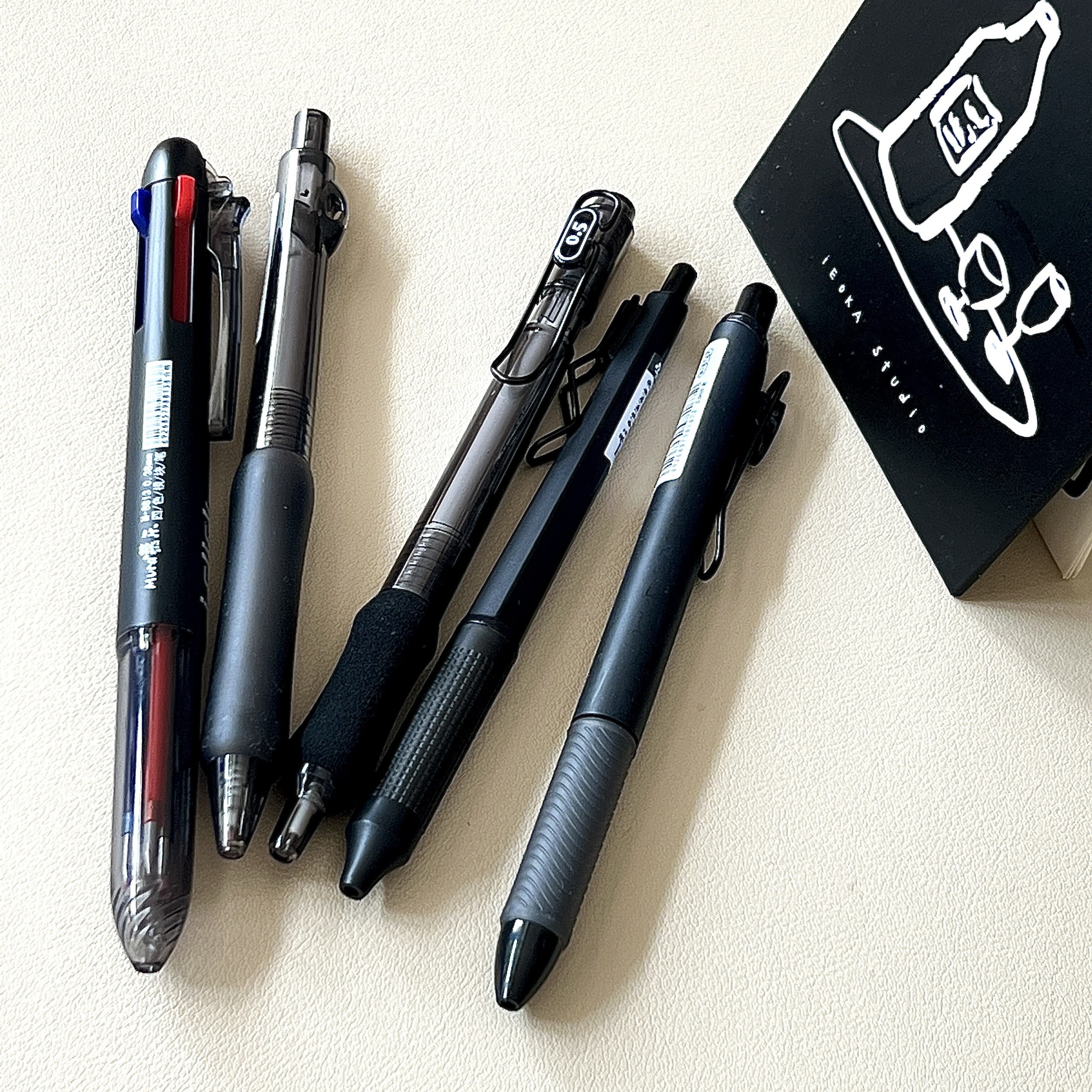 Set bolígrafo + linterna lectura en estuche negro - Omicrón. inspiración y  diseño %