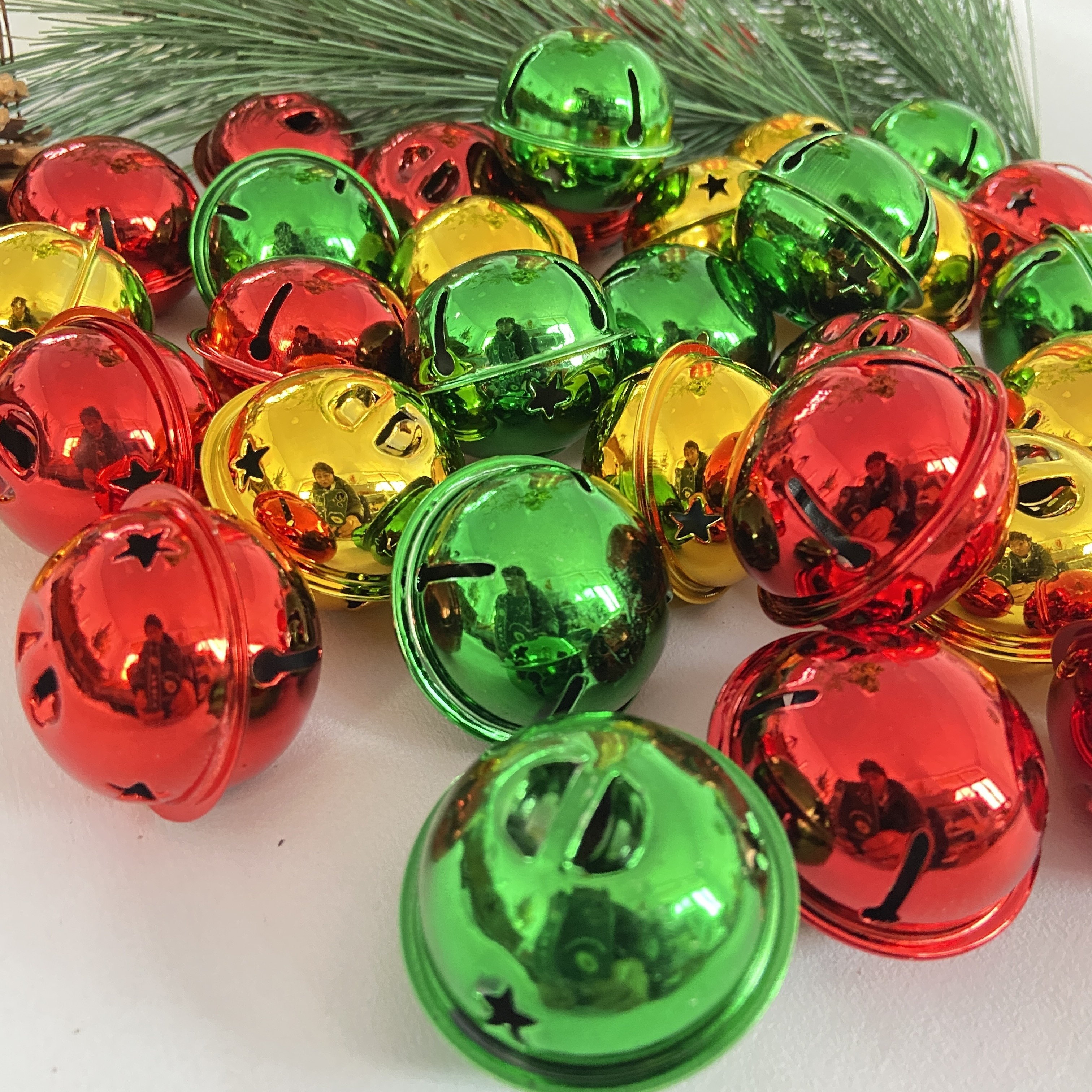 

12-pack 4cm Bells With Star Holes, Classic Metal Tinsel Bells In Red, Green, , Festive Tree & Party Decor, Diy Home Holiday Ornament, Round Shape, For Christmas & New Year Celebrations