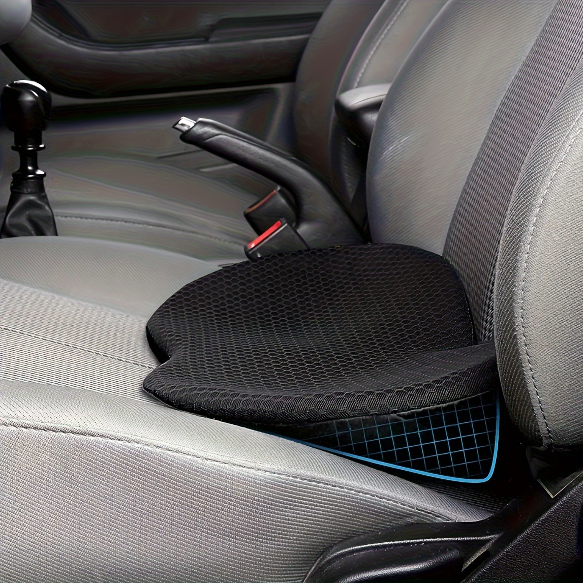 Le coussin de siège d'appoint de voiture augmente la hauteur pour les  personnes de petite taille qui conduisent un coussin de siège de voiture