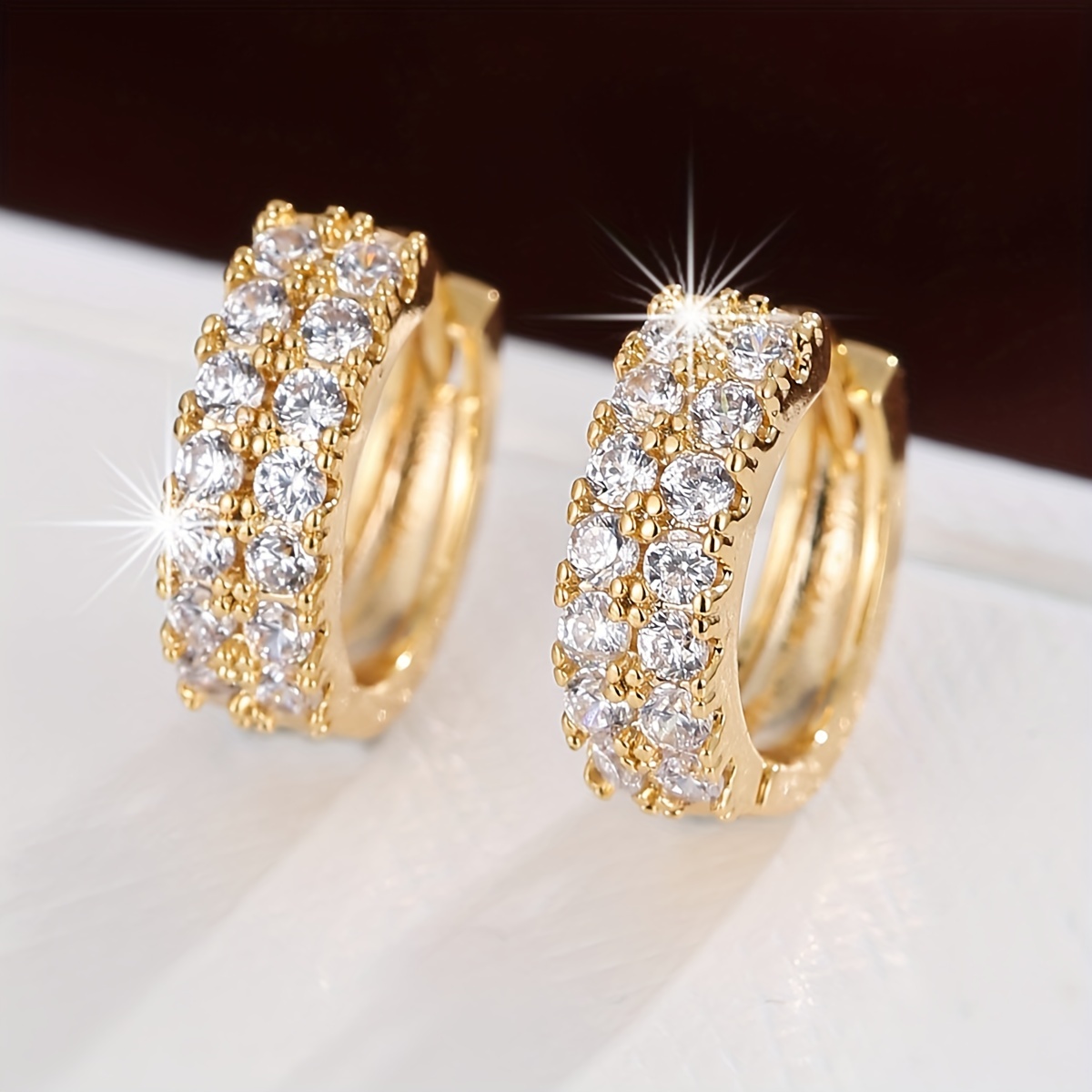 

Créoles étincelantes en zircone, style minimaliste luxueux, bijoux en cuivre plaqué or 18 carats, cadeau tendance pour femme.