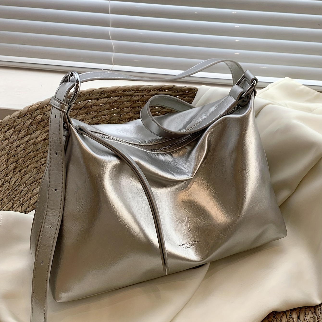 Leather Crossbody Medium Silver Zippered Bag, Women's Shoulder Bag With  Wide Adjustable Patterned Straps, Soft Leather Square Bag 