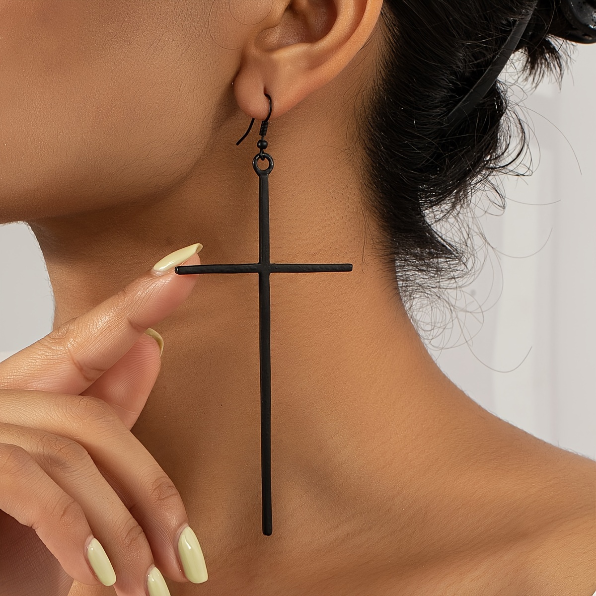 Image of A Pair Of Fashionable, Simple, And Versatile Women's Cross-shaped Earrings In Metal