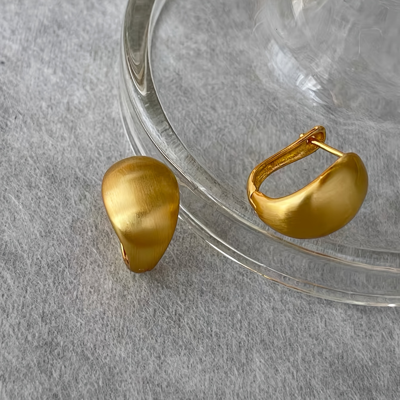 A Pair Of Elegantly Curved, Minimalist, And Luxurious Small Brushed Bean-shaped Earrings For Women