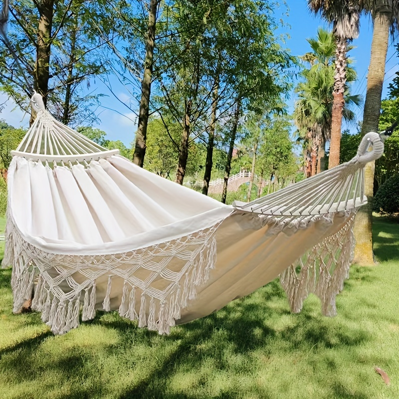 

Relax And Unwind In Style With This Outdoor Leisure Hammock!