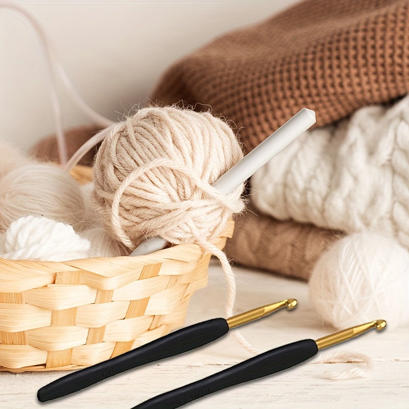 8Pcs Crochet Hooks Set,Large Handle Ergonomic Grip Aluminum Smooth Sweater  Knitting Needle for Arthritic Hands 