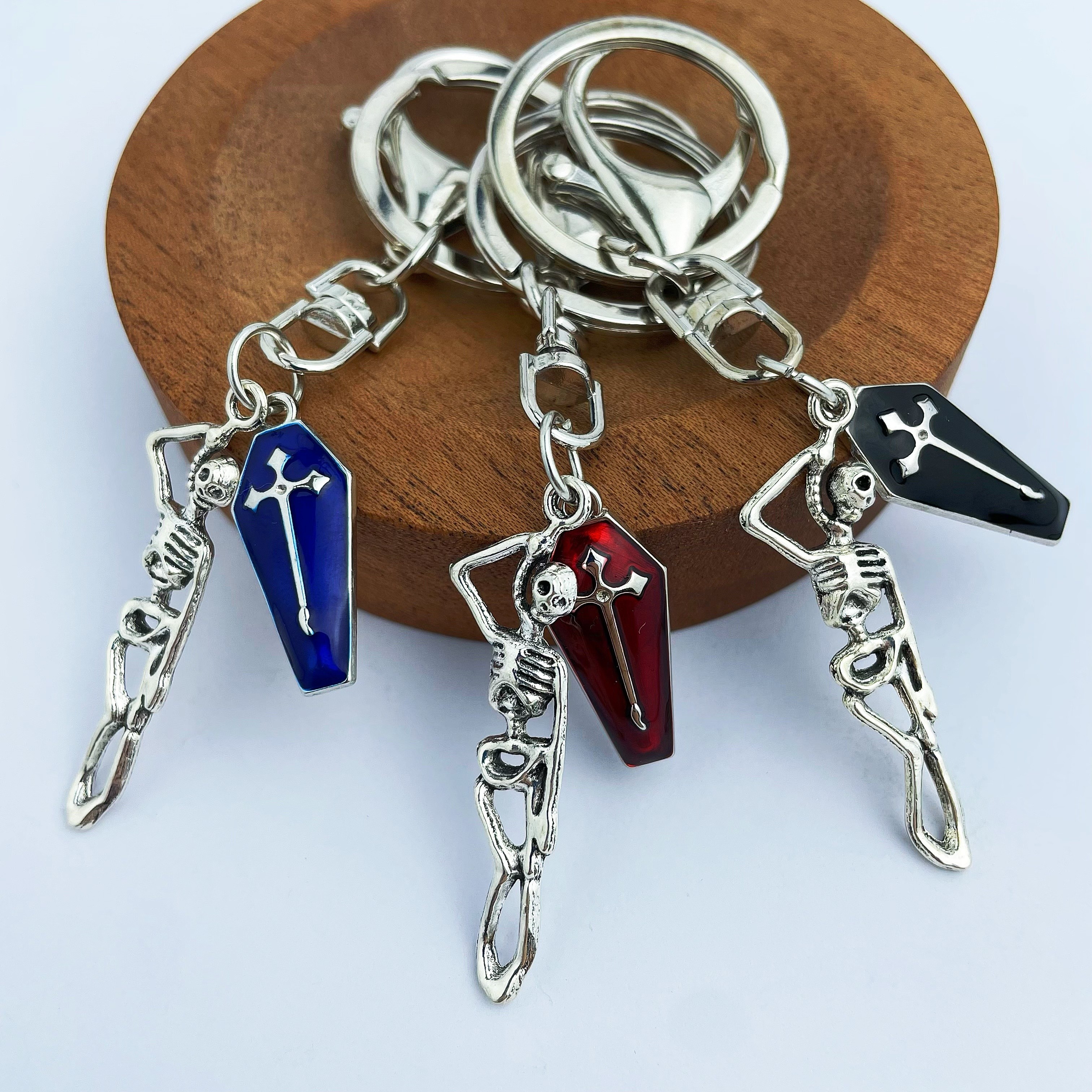 1 Stück Kreativer Schlüsselanhänger Totenkopf Emaille-rotkreuz