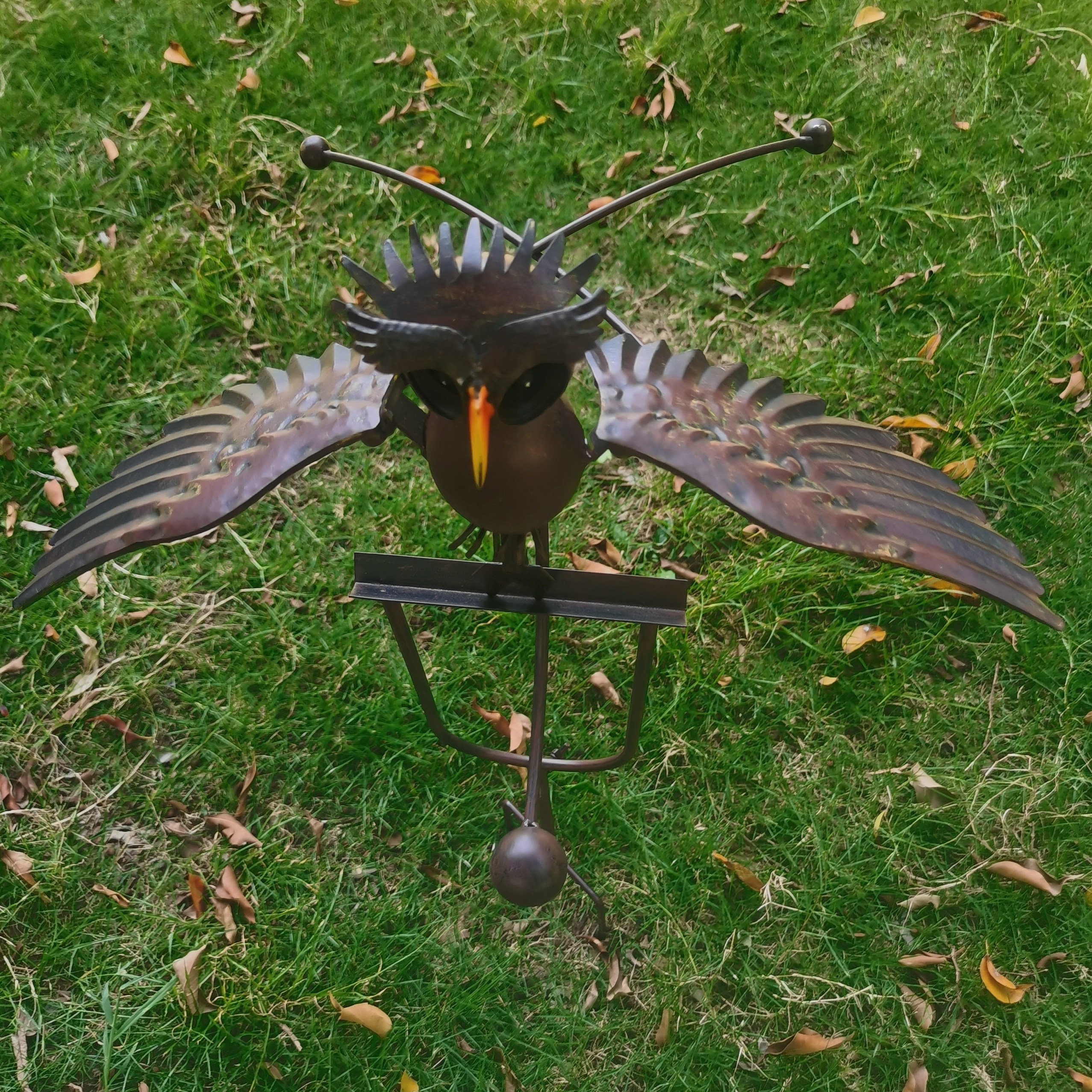 Mangeoire à oiseaux sur piquet de jardin en métal, rouille