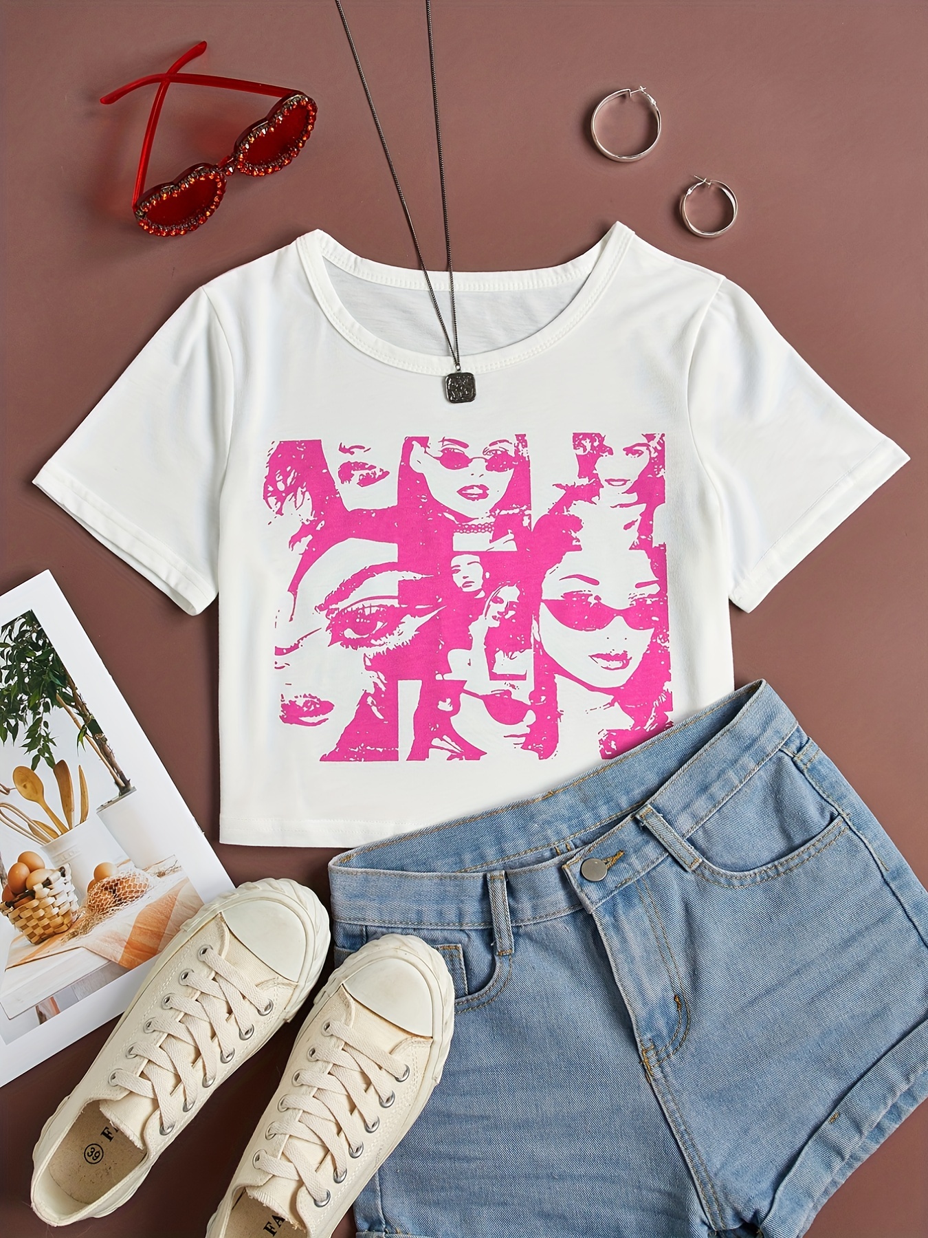 Women Cute Graphic Print Crop Top T-Shirt Aesthetic Short Sleeve Tee Tops  Y2k E Girl Clothing, Brown Heart, Small : : Clothing, Shoes &  Accessories
