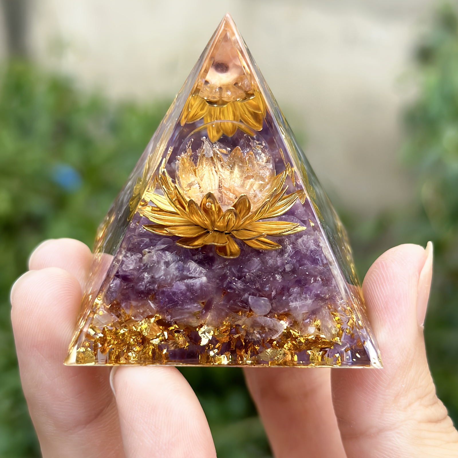 E-shop -Amethyst-Pyramide zur Umgestaltung Ihres Zuhauses, um anzuziehen, enthält eine Kristallkugel dient Dekoration, Sammlerstück oder