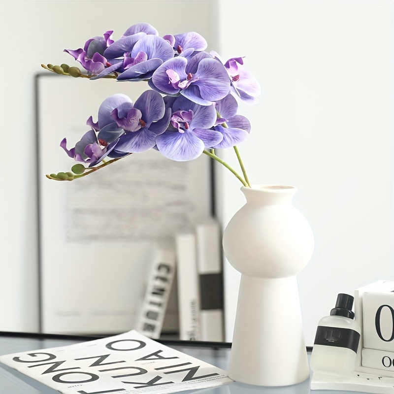 Aisamco Fleurs d'Orchidées Artificielles avec Pot Blanc en Plastique  Fausses Fleurs de Phalaenopsis avec Pot Fleur Artificielle pour la  Décoration de Bureau de Mariage à la Maison : : Cuisine et Maison