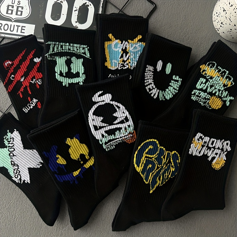 Foto Cinco pares de calcetines prendidos en el tendedero – Imagen