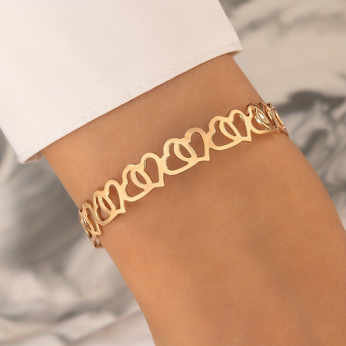 

Bracelet Élégant à Chaîne en de Cœur Creux Doré - Bijou de Main en Géométrique Simple et Polyvalent pour Femmes, Accessoire Idéal pour les Vacances, Bijou