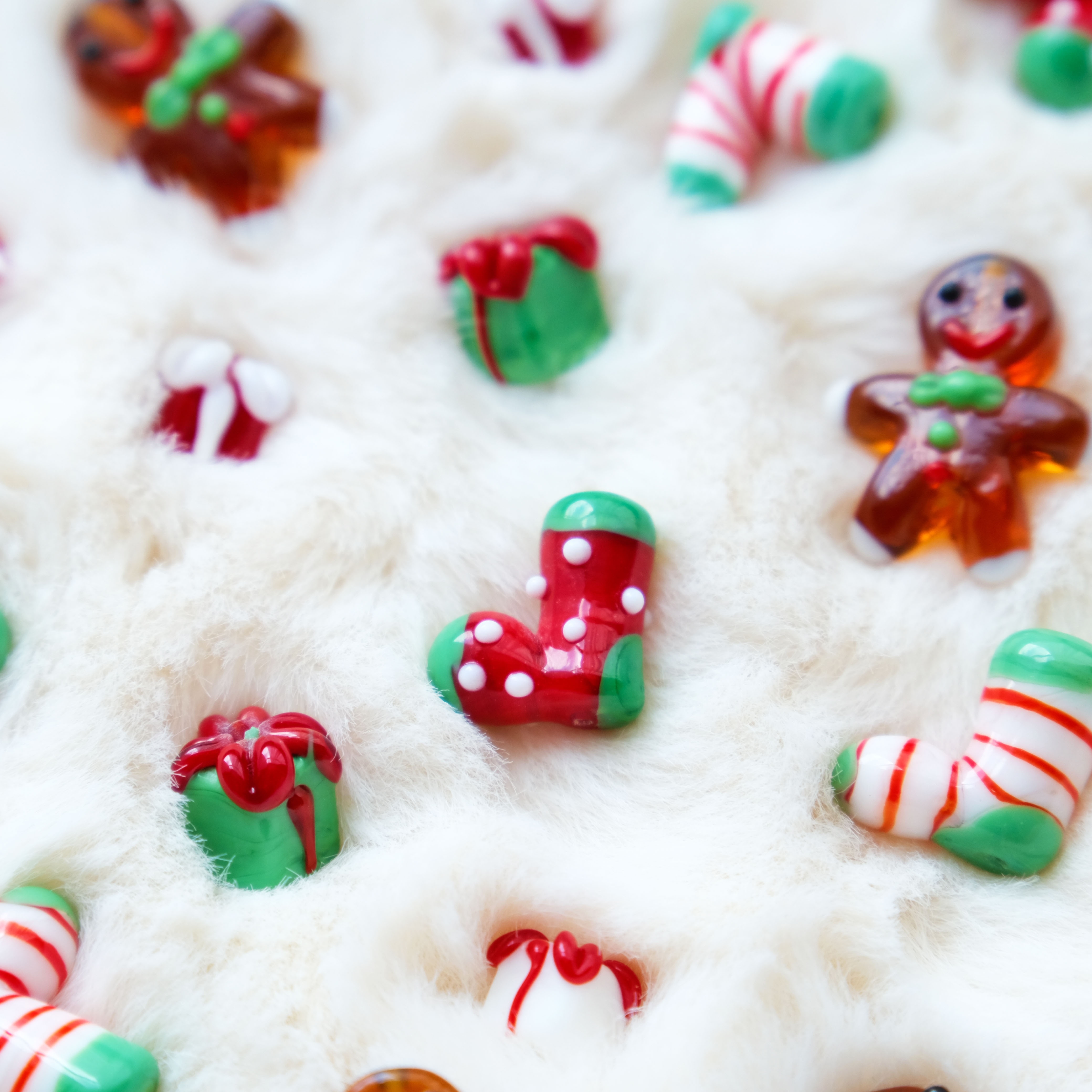

Christmas Handmade Diy Glass Beads, Cartoon Christmas Socks Christmas Gift Box Glass Beads, Gingerbread Man Glazed Beads, Diy Handmade Jewelry, Bracelet Necklace Accessories Materials, Christmas Gifts