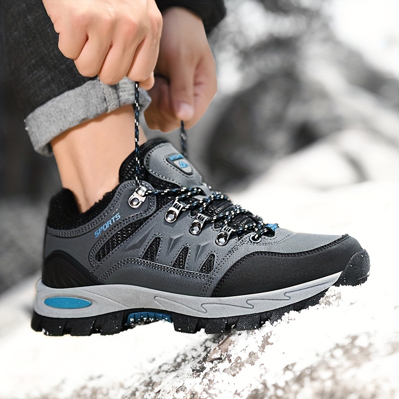 Unas zapatillas impermeables para hombre en invierno se encuentran en una  carretera con hielo, zapatillas para caminatas en invierno. Camina al aire  libre Fotografía de stock - Alamy