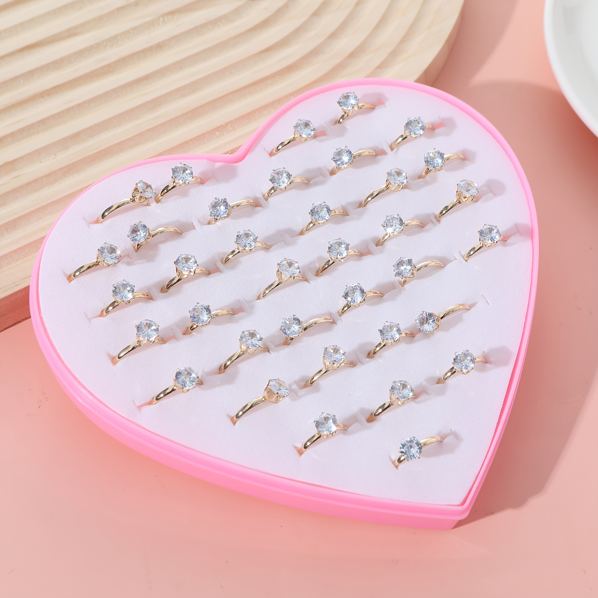 Newmemo 36 anillos ajustables para niña pequeña con vitrina en forma de  corazón, anillos de joyería para niños en caja, anillos de dedo de  princesa, – Yaxa Store