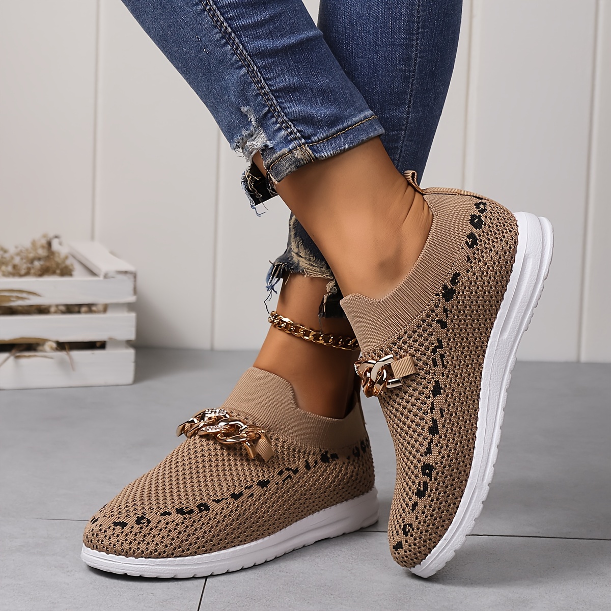 womens lightweight outdoor sneakers with chain decor mesh breathable low top walking shoes details 3