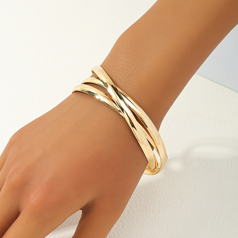 

A Trendy European And American Fashion Bracelet With A Golden Color, Featuring 3 Of Interlocking Rings, Suitable For Wear, Birthdays, Holidays, Engagements, Weddings, As A And Comfortable For Ladies.