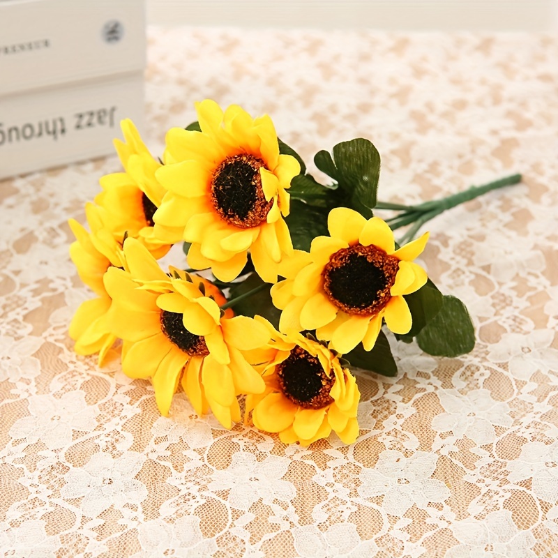 Immagini Stock - Modello Con Busta, Fiori Di Girasole, Confezione Regalo Su  Fondo In Legno Chiaro. Banner Per Mailing Con Fiori Di Girasole.. Image  128010429