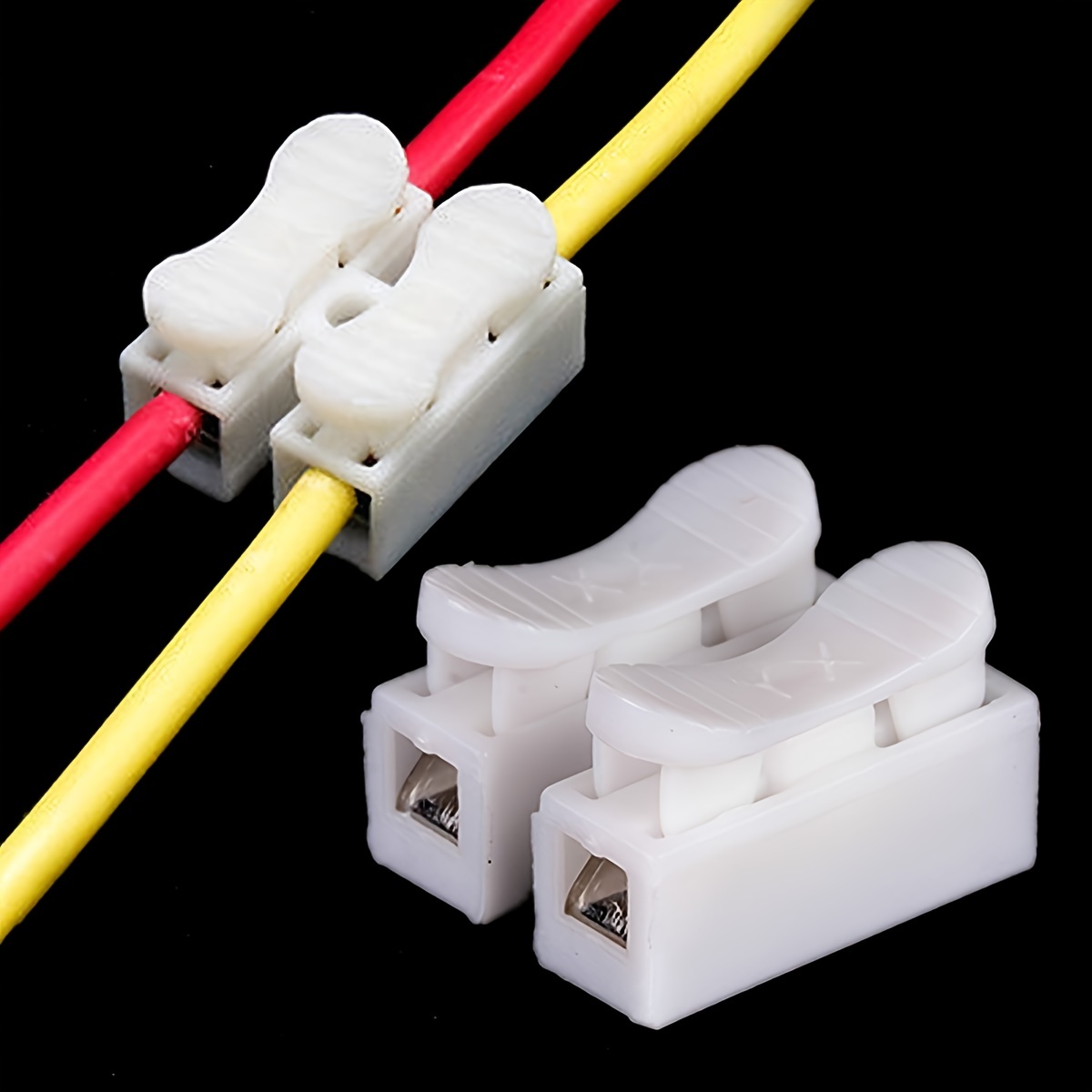 El electricista está fabricando una nueva caja de conexiones para cables  eléctricos con la ayuda de conectores de cables de empuje.
