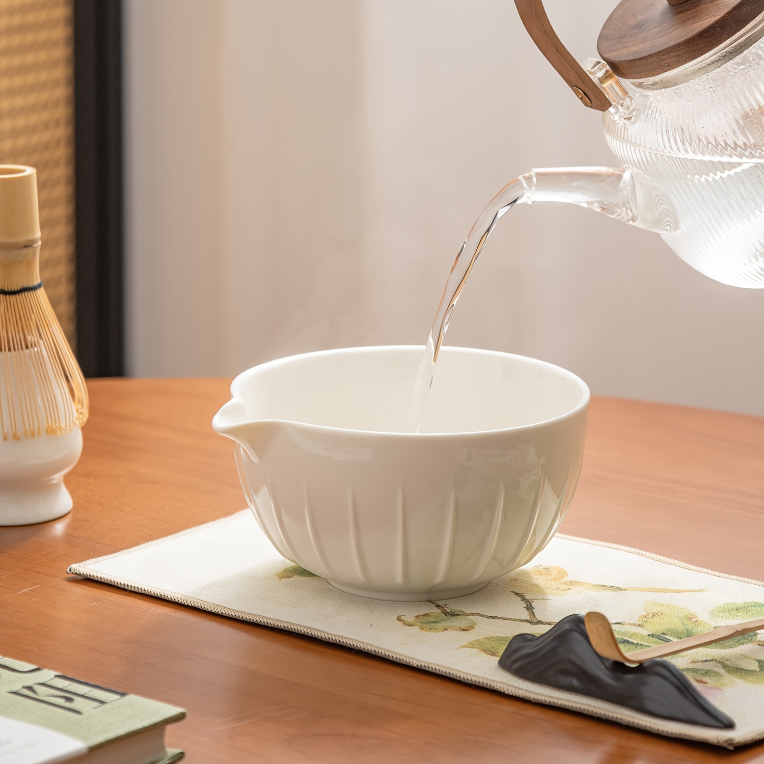 Artcome Juego de té matcha japonés, cuenco de vidrio con boquilla para  verter, batidor de bambú, soporte para batidor de cerámica, estuche de  madera