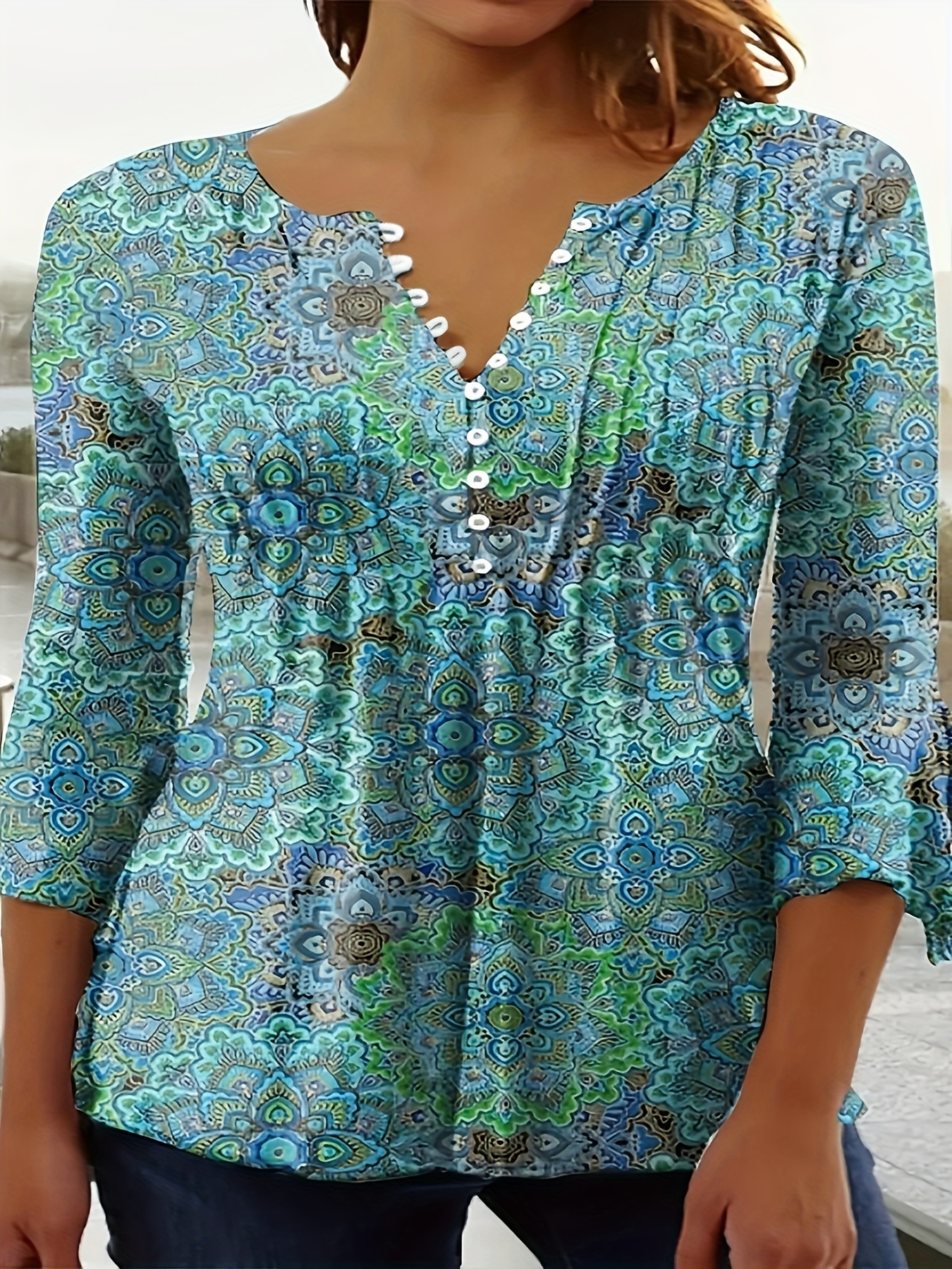 Camiseta Henley elegante de talla grande, camiseta elástica ligera con cuello en V y media manga con estampado de azulejos para mujer