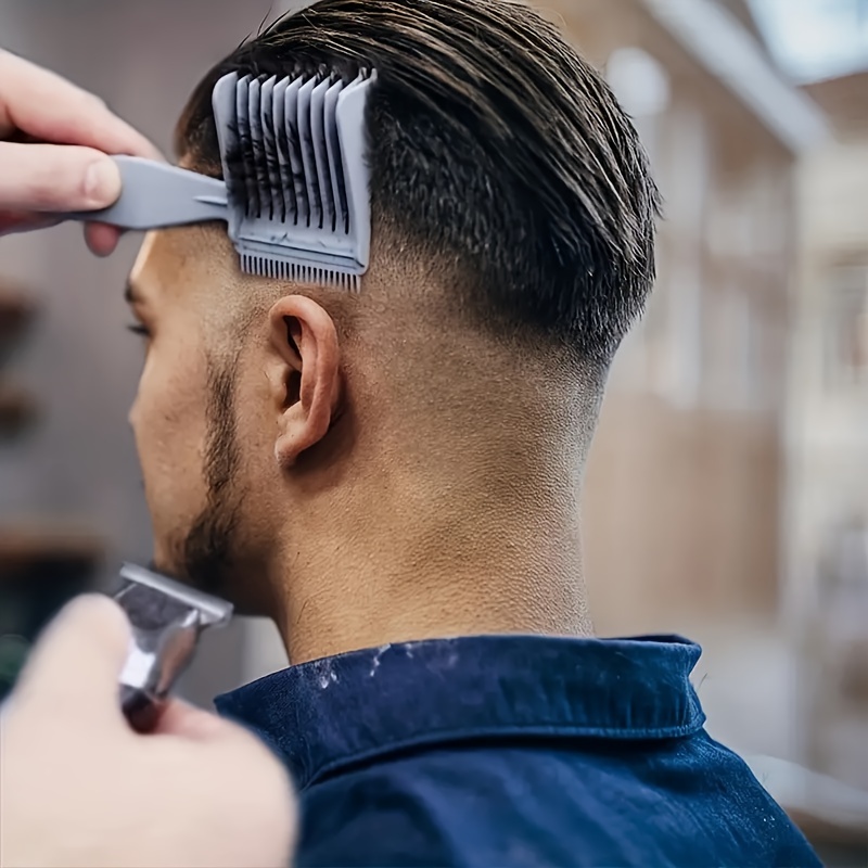 Vertical D'un Barbier Peigne Un Homme Les Cheveux à L'aide De Ciseaux Et  D'aérosol Capillaire Photo stock - Image du enroulement, sculptez: 278275286