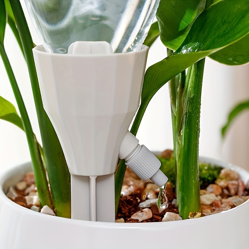 Dispositif d'arrosage automatique des plantes, distributeur d'eau