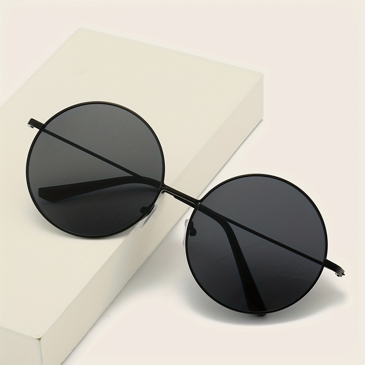 Black round retro outlet sunglasses