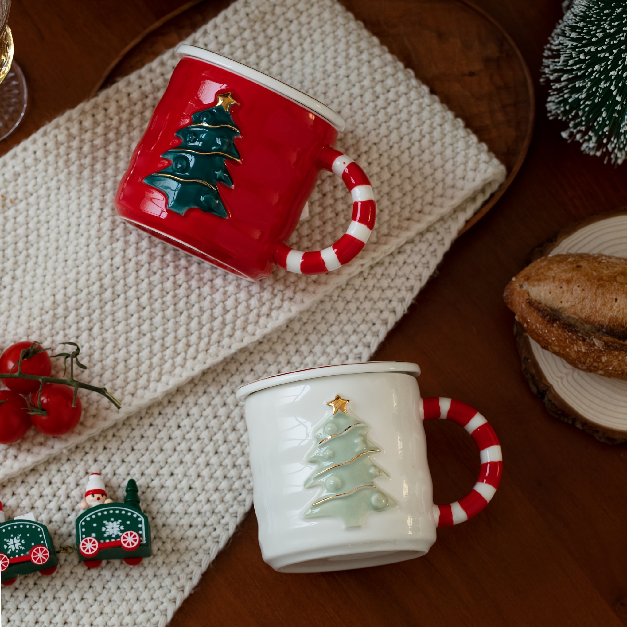 🌲😍✨¡Llegaron las tazas de Navidad de tus personajes favoritos!🌲✨🤍 ⭐️La  hora del café ahora será más divertida⭐️ 🟢 Taza de Cerámica 🔴…