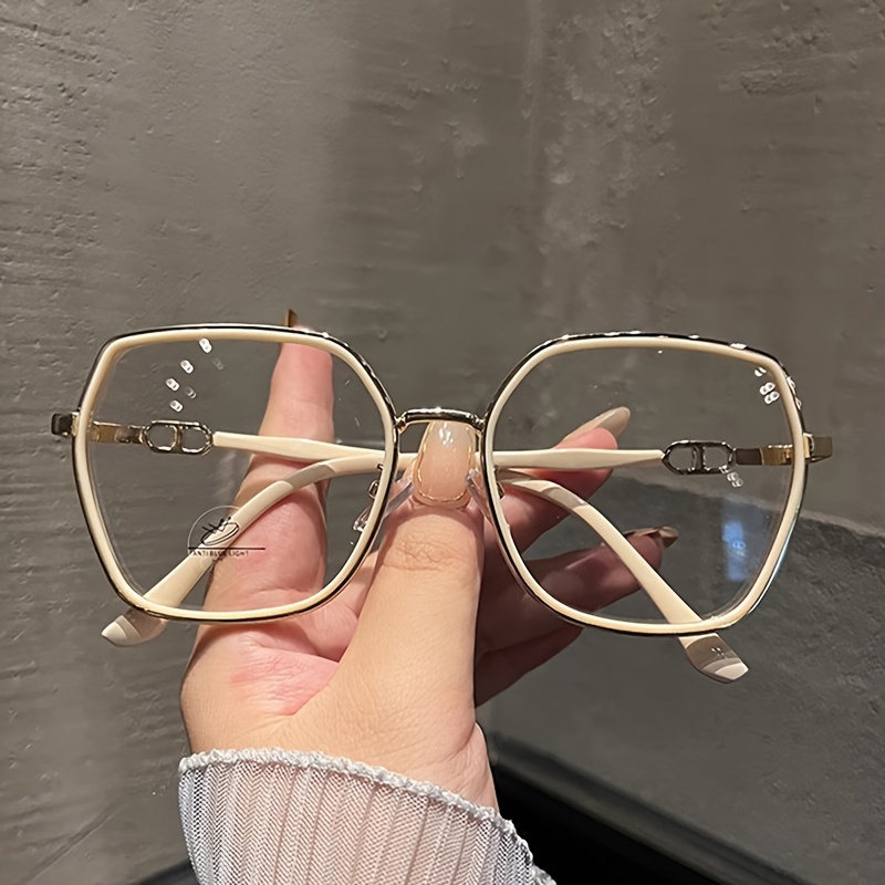 Überziehbrille mit Lupe und Blaulichtfilter – Die Mega Kiste