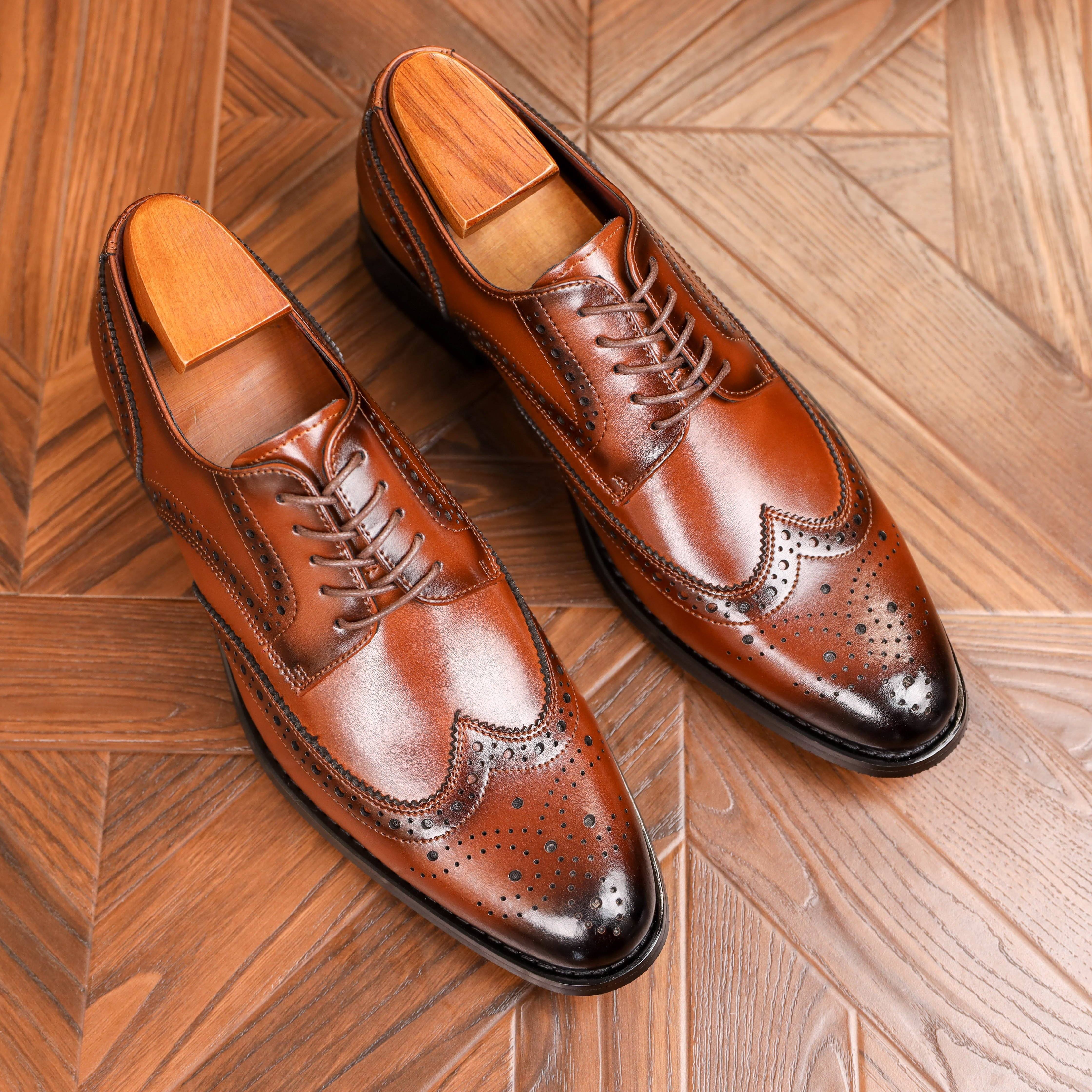 Zapatos de vestir de Oxford de cuero de charol clásico de los hombres