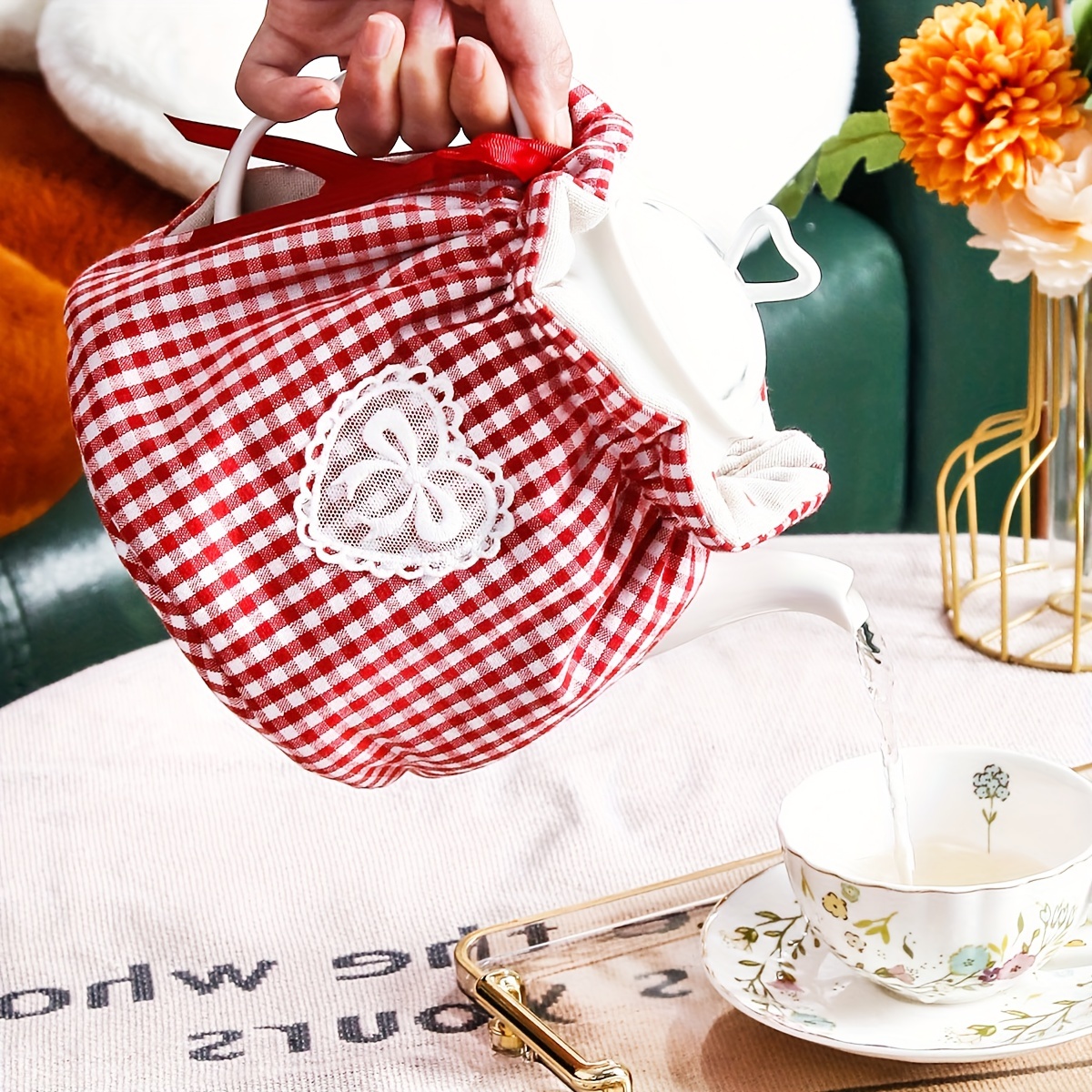 

1pc Elegant Gingham Teapot Warmer - Polyester, Checkered With Floral Embroidery, Heat-resistant & Dustproof Cloth Cover With Handle Clip For Stylish , Tea Accessories