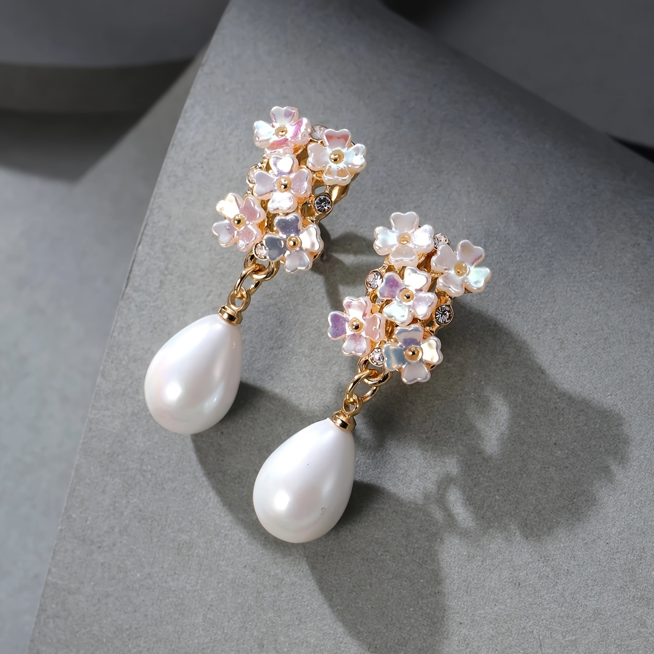 

Exquisite Shiny Flower With Imitation Pearl Design Clip On Earrings Zinc Alloy Plated Jewelry For Women Wedding Party Earrings