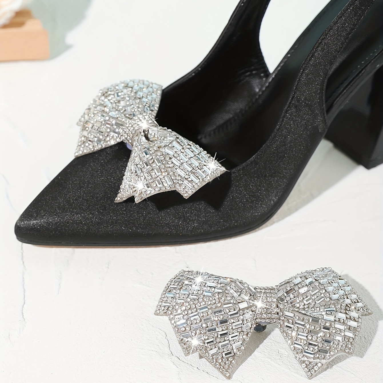 Hermosos Zapatos Brillantes De Boda Diamante Plateado Foto de