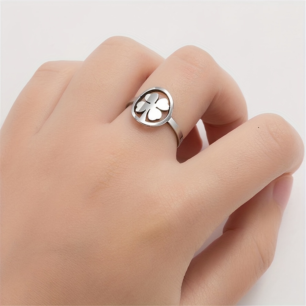 The Circle Clover Ring