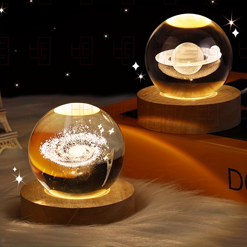 Boule Cristal, 80mm 3D Décoration Planète Boule Cristal Système Solaire  Espace Galaxie Lune Veilleuse avec Base en Bois Alimentée par USB  Décoration Maison St Valentin Noël Anniversaire Cadeau Enfants : :  Luminaires