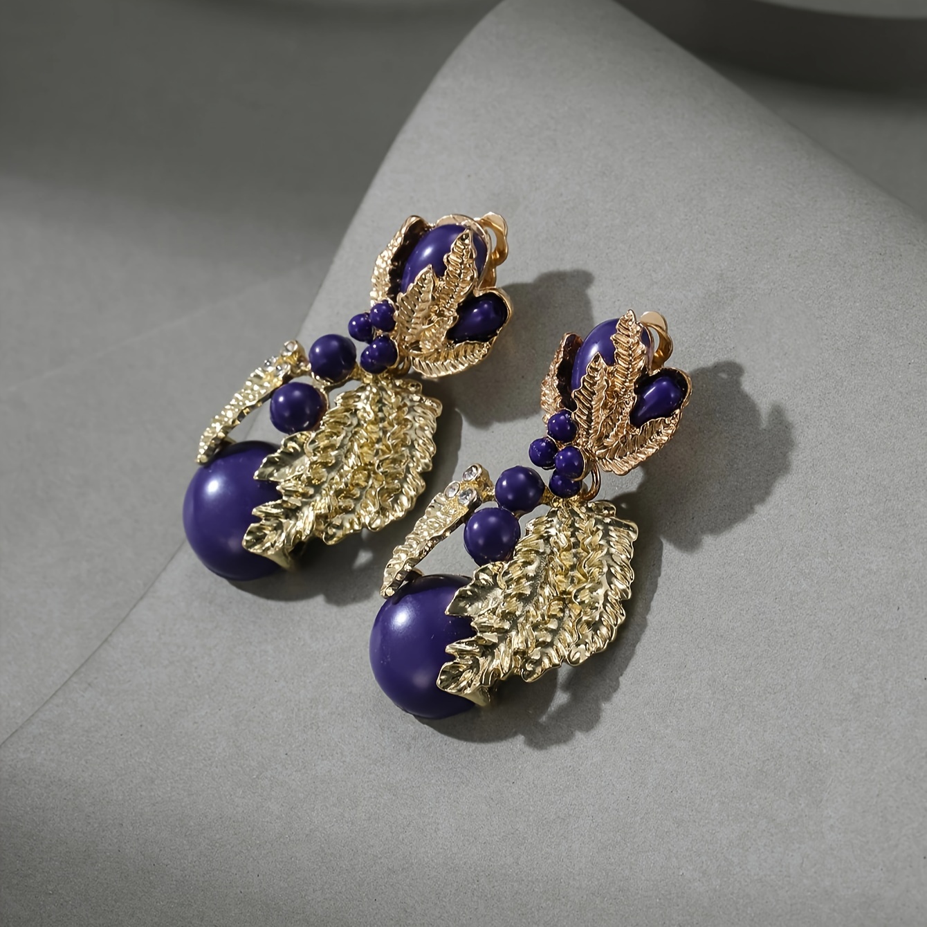 Vintage Elegant Sweet Resin Flower Ear Clips, A Pair