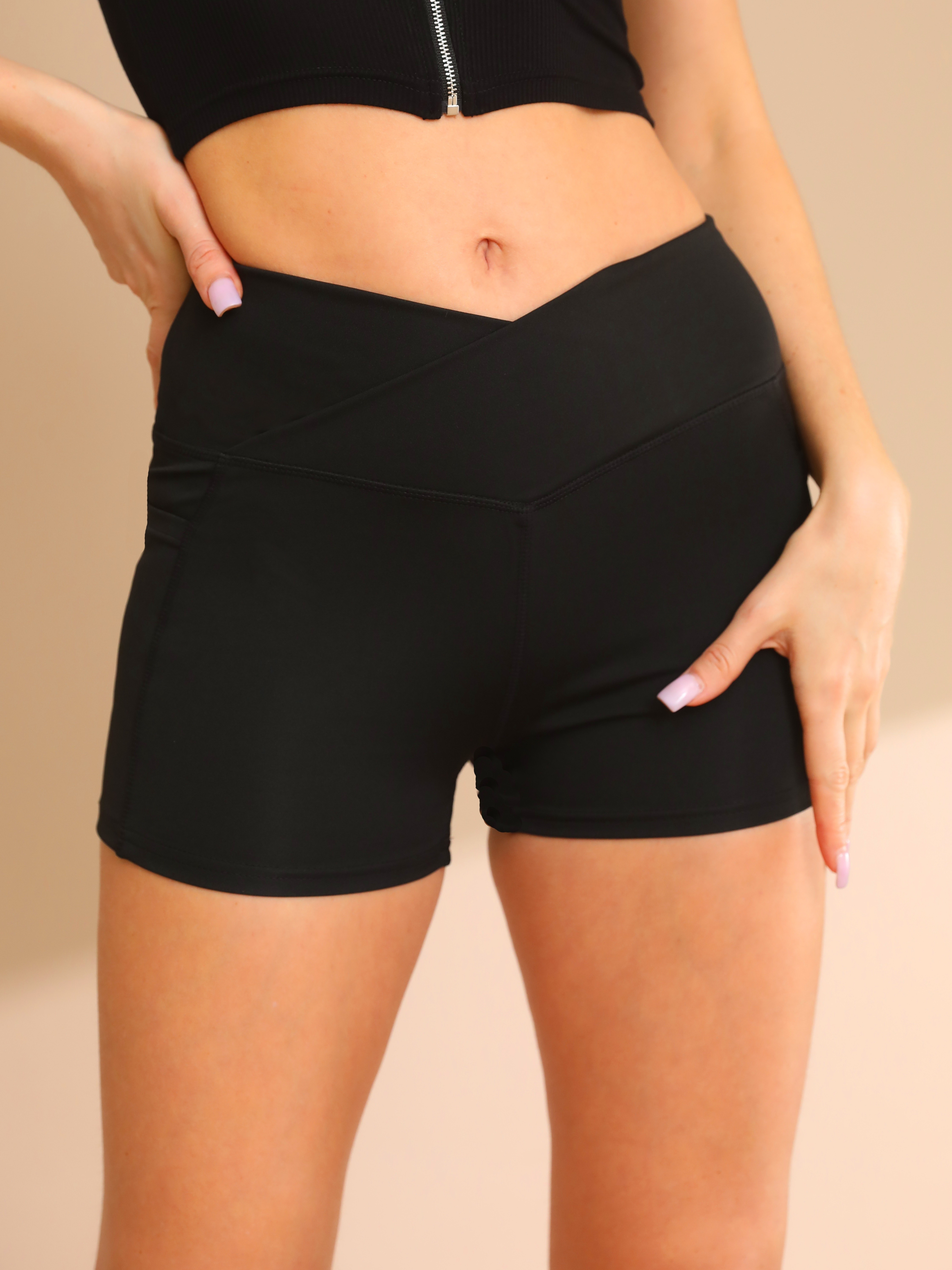 Women Black High Waisted Yoga Shorts Size Large Side Pockets 