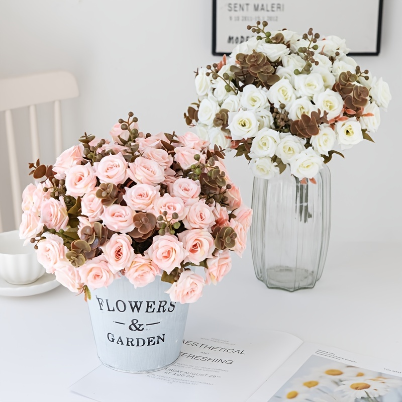 Bouquet Di Finte Rose Artificiali in Un Vaso Appeso Su Una Sedia Di Legno  Con Luce Alata. Immagine Stock - Immagine di interno, regalo: 220913253