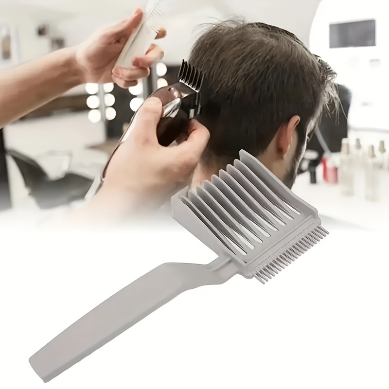 Master Coupe Les Cheveux Et La Barbe Dans Le Salon De Coiffure. Le Coiffeur  Fait La Coiffure À L'aide De Ciseaux Et D'un Peigne En Métal. Banque  D'Images et Photos Libres De