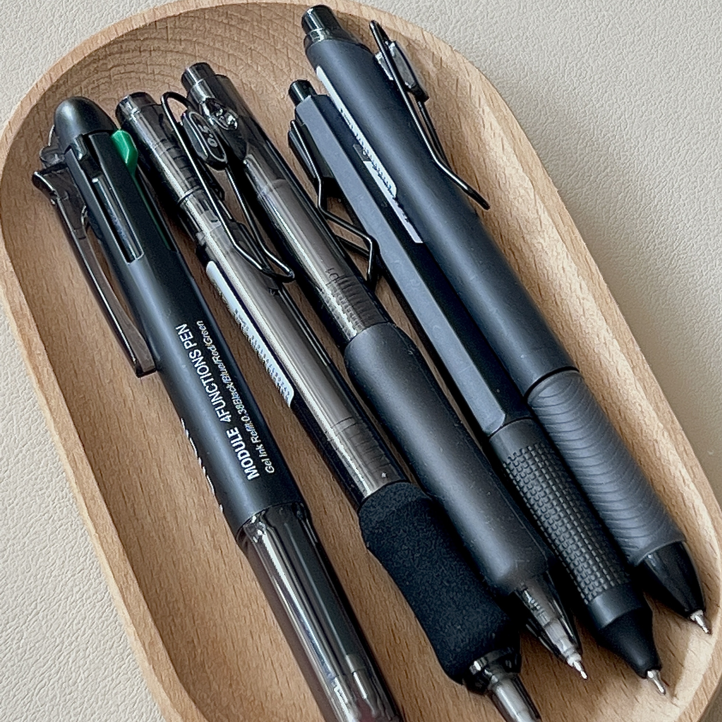 Set bolígrafo + linterna lectura en estuche negro - Omicrón