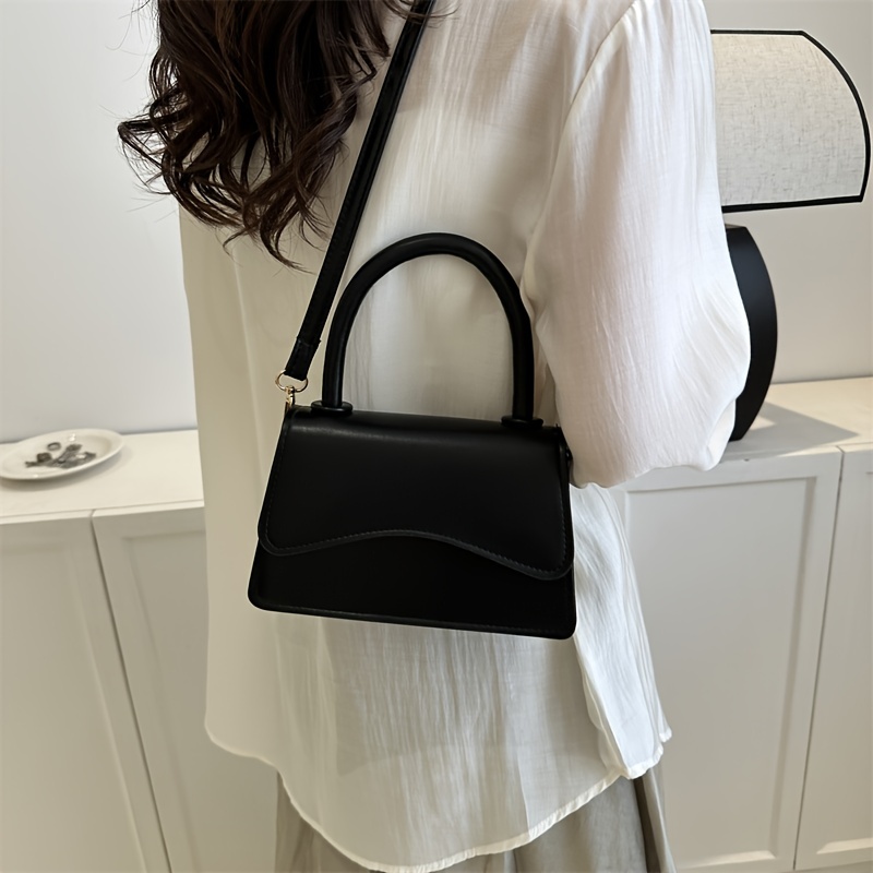 MINIMALIST SHOULDER BAG WITH FLAP - Black