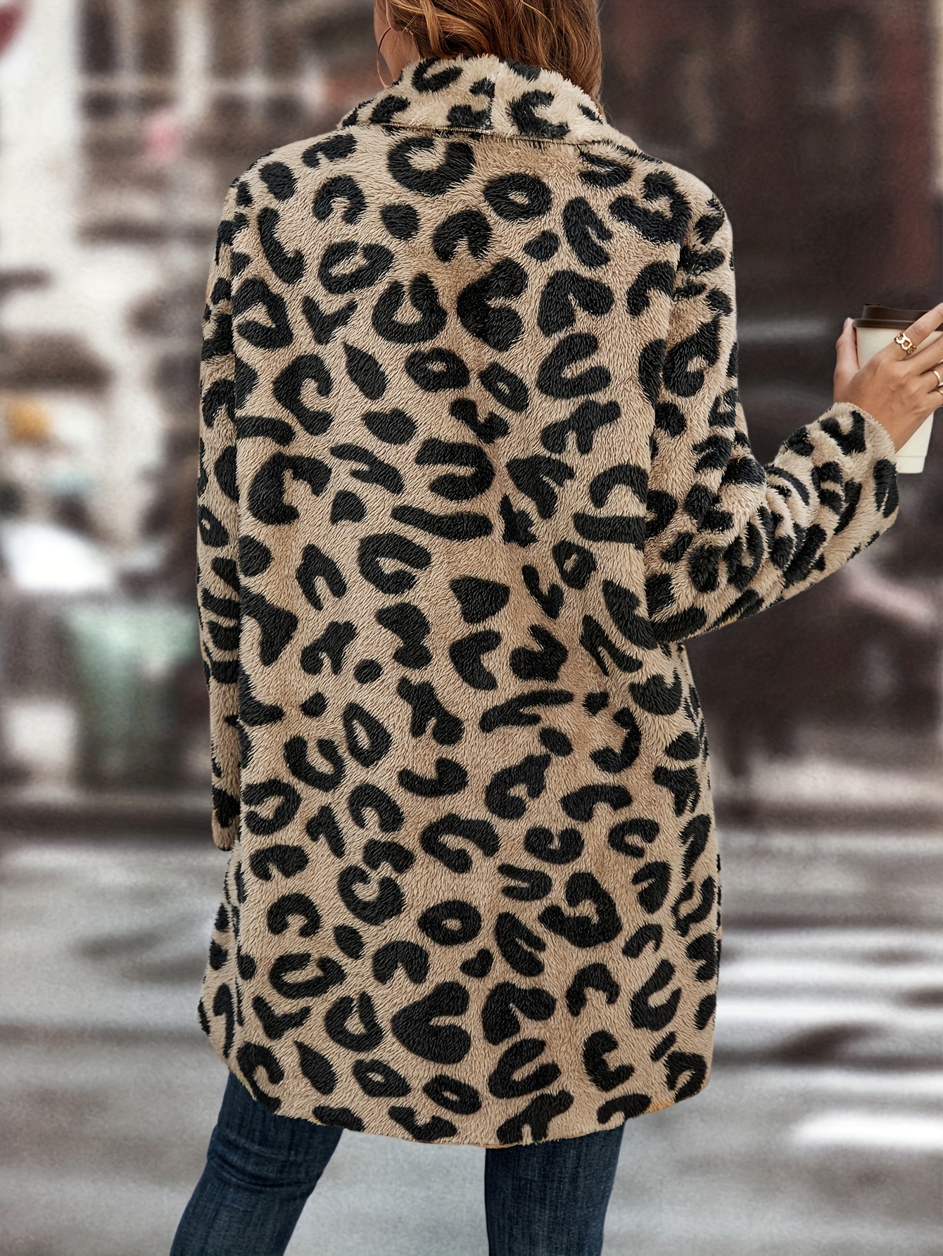 Una mujer con un estampado de leopardo en la cara
